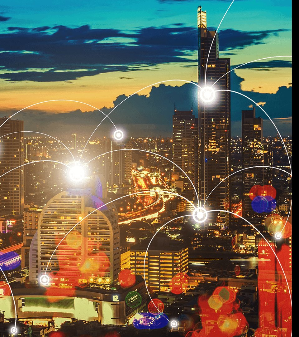 Vista noturna de uma cidade com arcos gráficos representando conexões sem fio entre diferentes pontos.